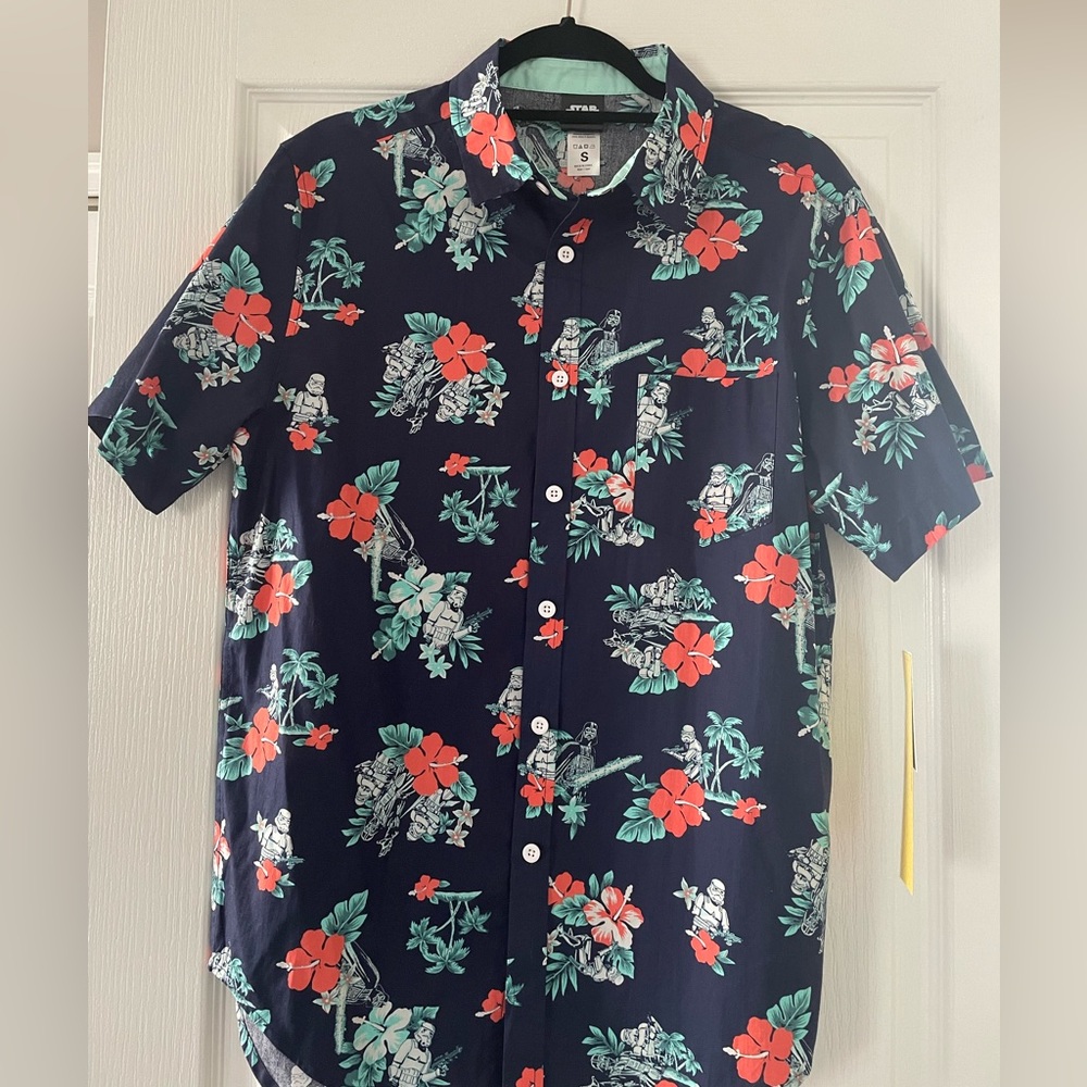 Star Wars Hawaiian print button up shirt Men’s size Small